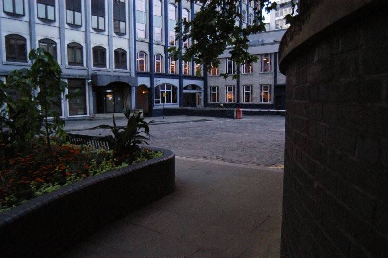 Площадь Митр (с того места, где была убита Эддоус) в наши дни.