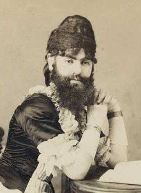 Анни Джонс (1860-1902) — одна из известнейших бородатых леди викторианской эпохи, выступавшая в цирке Барнума. Фотография 1879 года.