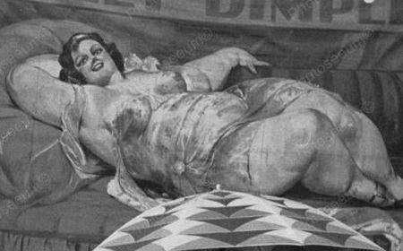 20-е годы: плакаты, рекламирующие фрикшоу с участием Долли Димплс (1901-1950), знаменитейшей толстухи в истории фрикшоу.