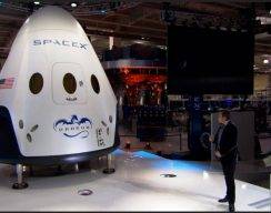 SpaceX отправит двух туристов на орбиту Луны в 2018 году