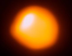 Астрономы получили снимок красного гиганта Бетельгейзе
