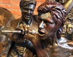 В Великобритании открыли первый памятник Дэвиду Боуи