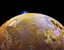Вот как выглядят кадры извержения вулканов на спутнике Юпитера Ио