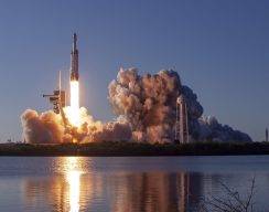 SpaceX провела первый коммерческий запуск Falcon Heavy и посадила разгонную ступень и оба ускорителя