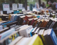 В Минпромторге предложили запретить фотографировать книги в магазинах — в целях защиты прав продавцов