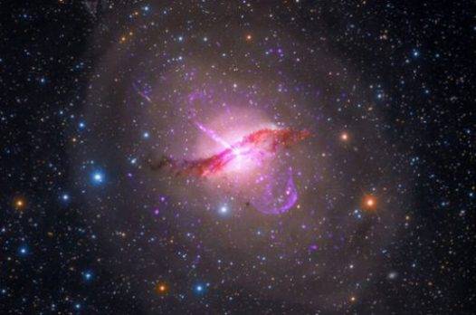Телескоп горизонта событий получил снимок джета черной дыры