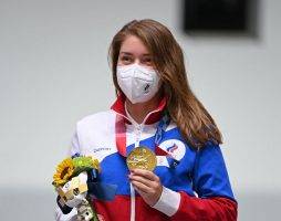 Олимпийскую чемпионку Бацарашкину встретили песней про чеканную монету