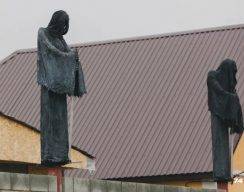 Житель Челябинска построил статуи назгулов на заборе вокруг загородного дома